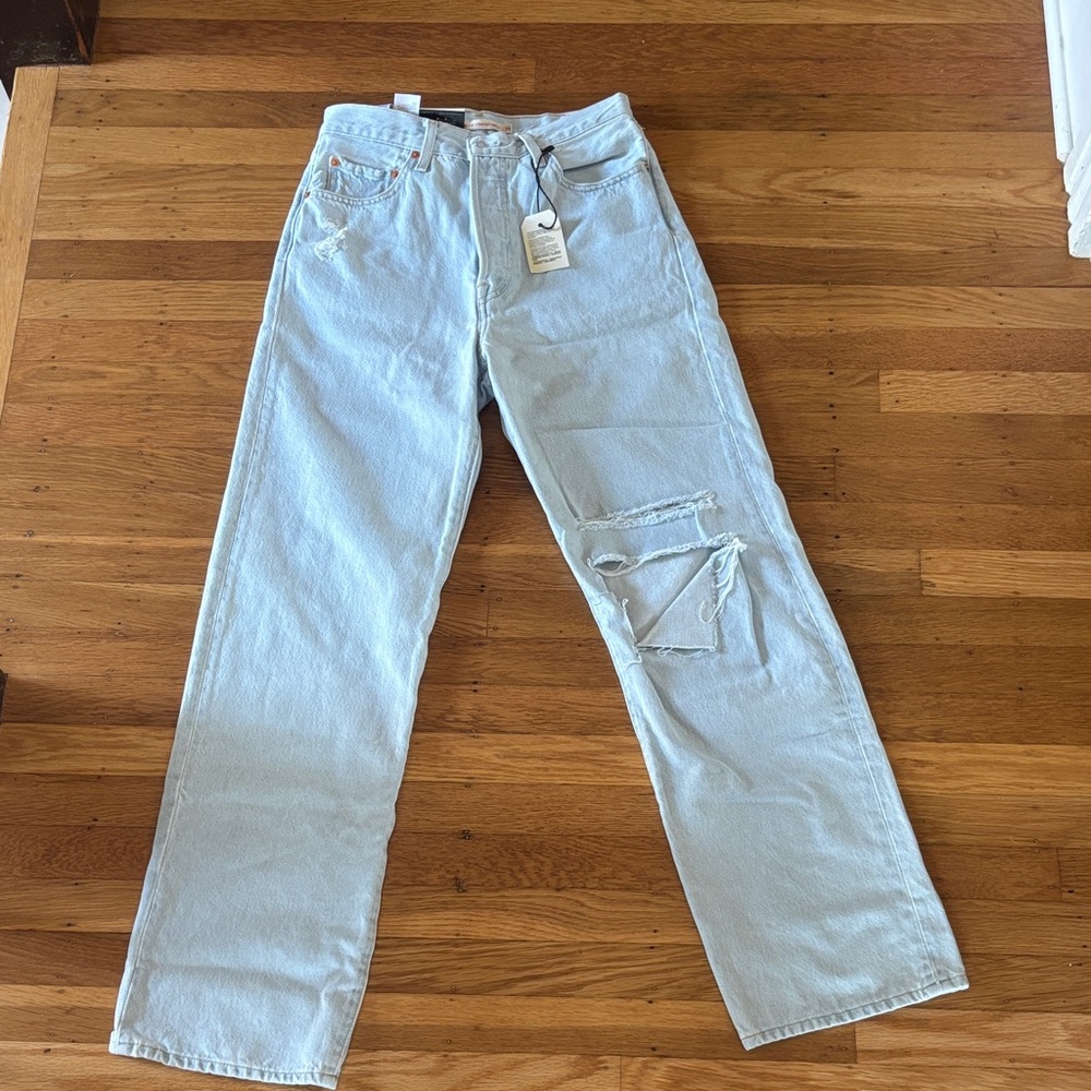 Light Blue Distressed Levi’s Jeans
Ribcage straight ankle jeans 28x31